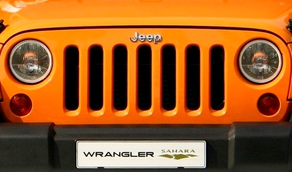 극중 크라이슬러의 패밀리 룩인 7개의 슬롯라디에이터 그릴이 카메라에 자주 잡힌다. 사진은 짚 랭글러 사하라의 라디에이터그릴. 정수남 기자