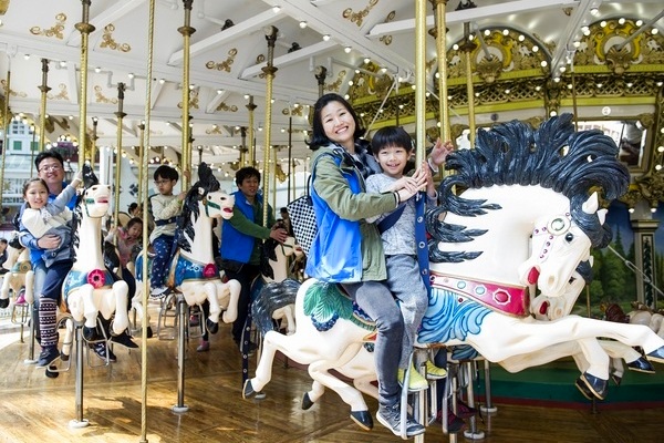 현대오일뱅크가 시각장애 가족 30여명을 초청해 서울 잠실 롯데월드를 방문했다. 현대오일뱅크 제공