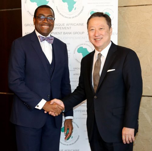 박용만 대한상의 회장(오른쪽)과 아킨우미 아데시나(Akinwumi Adesina) AfDB 총재가 기념촬영을 하고 있다./제공=대한상의