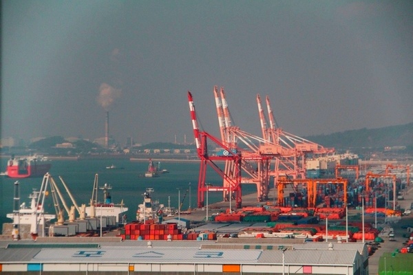 한국경제연구원은 올해 우리나라 경제성장률을 2.6%로, 향후 5년 간 연평균 경제성장률은 2.7%로 각각 전망했다. 사진은 평택항 모습. 정수남기자