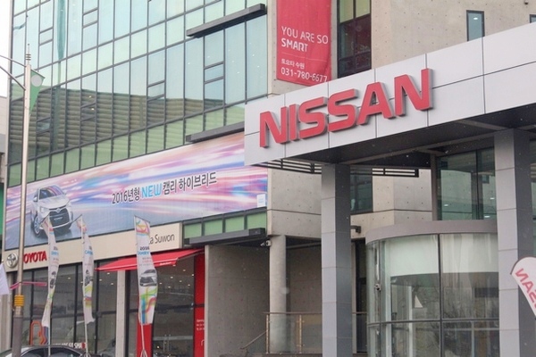 수원IC 인근에 자리한 (왼쪽부터)토요타와 닛산의 수원전시장. 정수남 기자