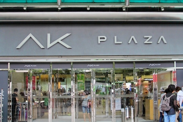 국내 백화점들이 31일부터 일제히 봄 정기할인 행사를 시작한다. 사진은 서울 구로 AK플라자. 정수남 기자