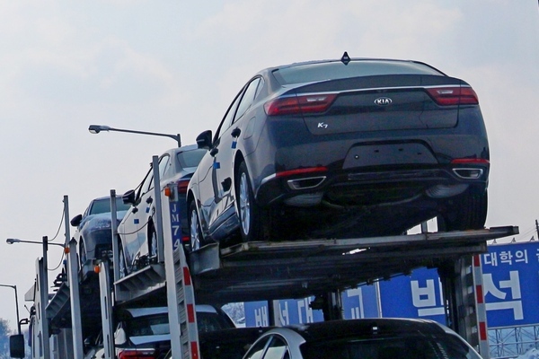 기아자동차가 1월 선보인 대형 세단 신형 K7의 인기가 꾸준하다. 2월에 이어 이달에도 1만대 예약 판매가 확실시 되고 있어서다. 사진은 신형 K7을 실은 카캐리어가 경부고속국도를 달리고 있다. 정수남 기자