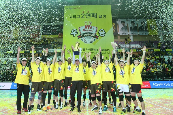 △V리그 챔프전 우승한 OK저축은행 러시앤캐시 배구단/사진제공=아프로서비스그룹
