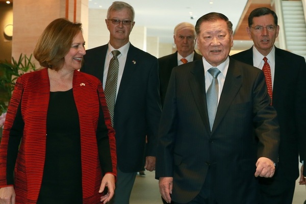 정몽구(앞줄 오른쪽) 회장이 미국연방상하원의원을 안해하고 있다. 현대차그룹 제공