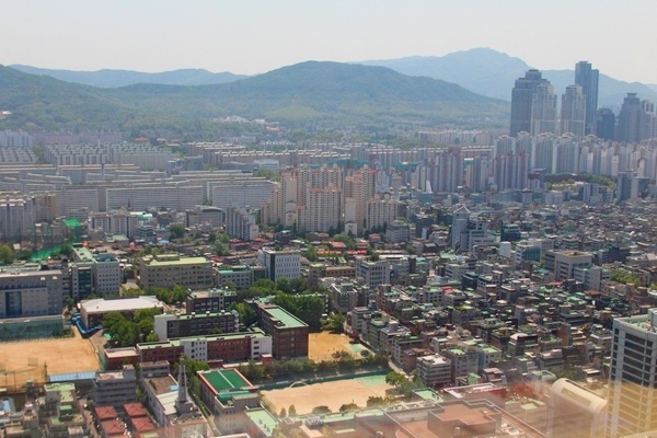 저금리가 지속되면서 서울 지역의 이달 전월세 주택 거래의 절반은 월세인 것으로 파악됐다. 서울 강남구 일대.정수남 기자