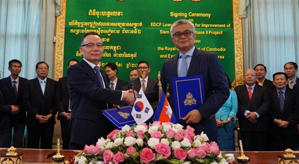 △홍영표 수은 수석부행장(왼쪽), 폰모니로스(Aun Porn Moniroth) 캄보디아 재무부장관/사진제공=수출입은행