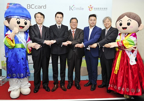 △정창수 한국관광공사 사장(맨 왼쪽)과 황준기 인천관광공사 사장(가운데), 이강혁 BC카드 전무(맨 오른쪽)가 기념촬영을 하고 있다. /사진제공=BC카드