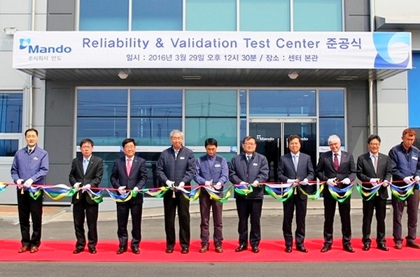 (왼쪽 네번째부터)성일모 수석 사장, 만도노동조합 김수진 위원장, 정몽원 한라그룹 회장 등이 준공식에서 기념 테이프를 자르고 있다. 만도제공