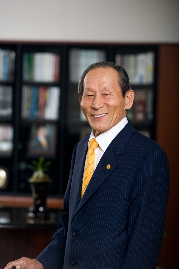 ‘우보천리’ 원혁희 코리안리 회장 족적