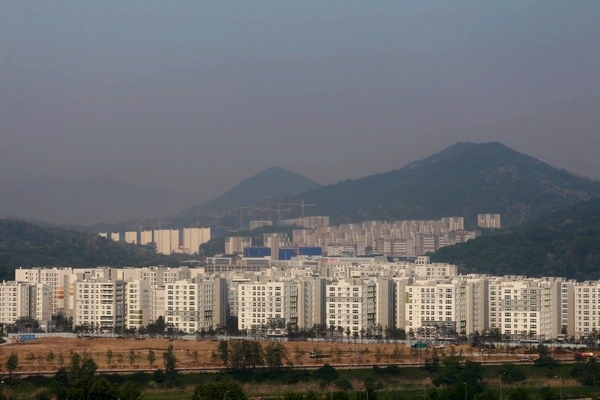 서울시가 무주택 서민들의 주거비 부담을 덜어주기 위해 전월세 보증금의 30%를 지원하는 ‘보증금지원형 장기안심주택’의 2차 물량 500호를 공급한다. 사진은 보금자리 주택이 들어선 서울 세곡동 아파트 단지. 정수남 기자