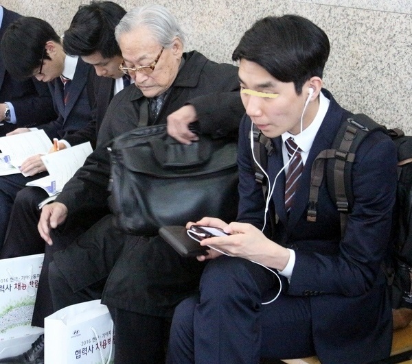 지난해 취업시장에서 50대이상의 취업자가 20∼30대 청년 취업자를 추월했다. 사진은 23일 서울 삼성동 코엑스에서 진행된 현대기아차 협력사채용박람회에서 한 어르신이 20대 취업자들과 취업 경쟁을 펼쳤다. 정수남 기자