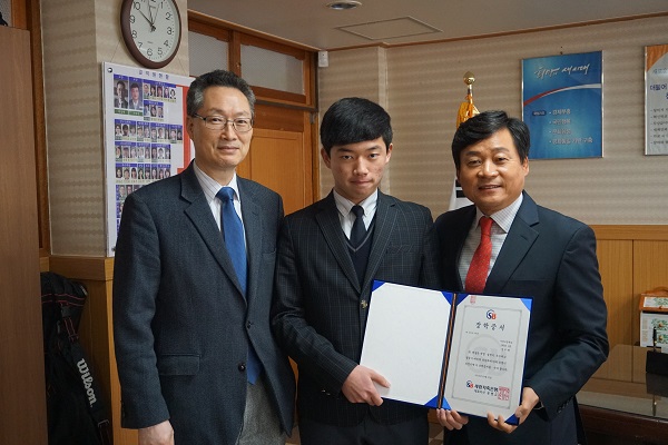 △박상백 이천고등학교 교장(맨왼쪽), 정우태 학생(가운데), 유병교 세람저축은행 대표이사가 기념촬영을 하고있다./사진제공=세람저축은행