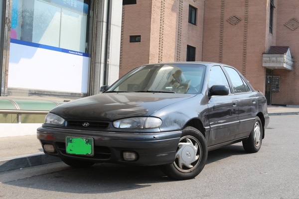 벤츠가 이번주 개봉한 방화에서 홍보 효과를 내는 가운데 ‘대배우’서 잠깐 등장한 현대차 엘란트라도 자사 홍보 효과를 낸다. 1990년부터 1995년까지 생산된 현대차 소형 세단 엘란트라. 정수남 기자