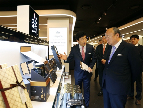 김승연 한화그룹 회장이 5일 갤러리아 센터시티점에 위치한 '아름드리 매장'을 방문했다./제공=한화