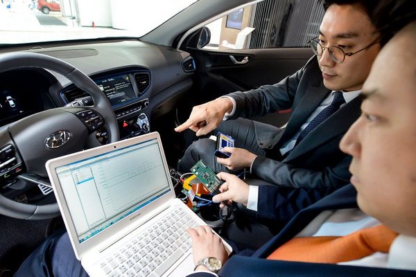 현대기아차 연구소 직원들이 차량 네트워크 관련 부품을 시험하고 있는 모습. 현대기아차 제공