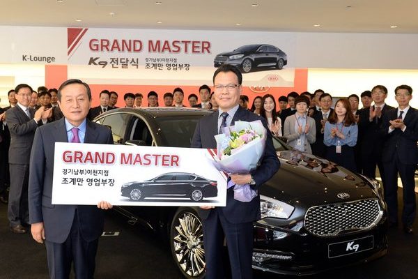 (오른쪽부터)조계만 영업부장과 김창식 국내영업본부장이 기념촬영을 하고있다. 기아차 제공