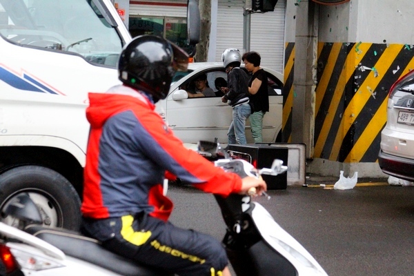 한 이륜차 운전자가 이륜차 사고를 바라보고 있다. 정수남 기자