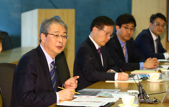 임종룡 금융위원장이 7일 서울 영등포구 의사당대로 자본시장연구원 대회의실에서 열린 로보어드바이저 자산관리 서비스 발전을 위한 간담회에서 의견을 제시하고 있다.(제공=금융위원회)