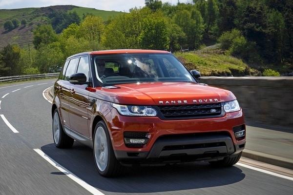 홈리스에서 주인공 릭은 랜드로버의 최상위 트림인 레인지로버를 타면서 엔진룸 위의 레인지 로버가 자주 화면에 잡힌다. 사진은 신형 레인지로버 스포츠.