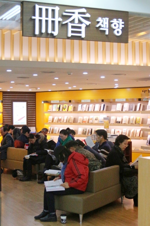 서울 시내 한 서점에 마련된 서가에서 독서에 열중인 사람들. 정수남 기자