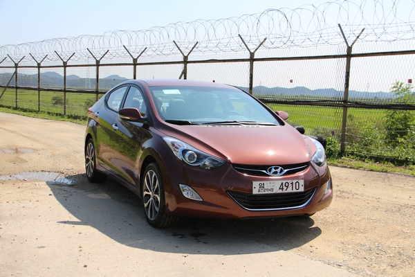 에어백 오작동으로 이번에 리콜 명령을 받은 현대차 아반떼. 정수남 기자