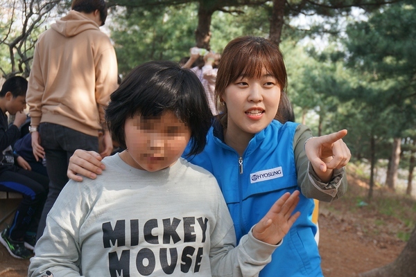 효성 임직원들이 최근 서울정문학교 정신지체장애 학생들과 섬성산에 올랐다. 효성 제공