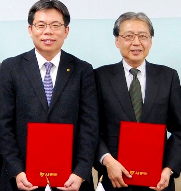 (왼쪽부터)업무제휴협약 체결 후 AJ렌터카 윤규선 사장과 오릭스렌터카 에이치 코이케 상무가 기념 사진을 찍고있다. AJ렌터카 제공