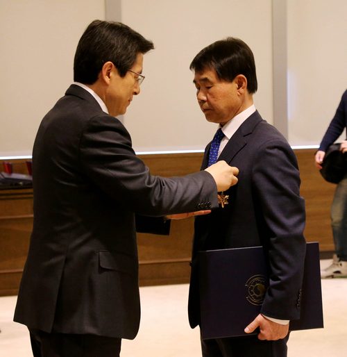 규제개혁 유공자 포상식에서 상을 받는 김영섭 전무이사./제공=대한상의