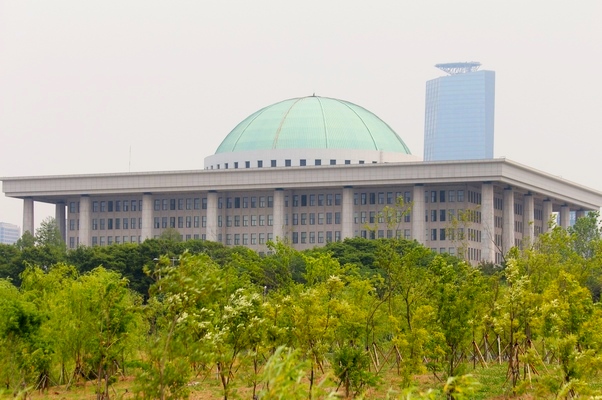 13일 치러진 총선에서 거대 야당이 16년만에 탄생하면서, 한국 경제의 앞날이 불투명해 졌다. 한강에서 바라본 서울 여의도 국회의사당. 정수남 기자