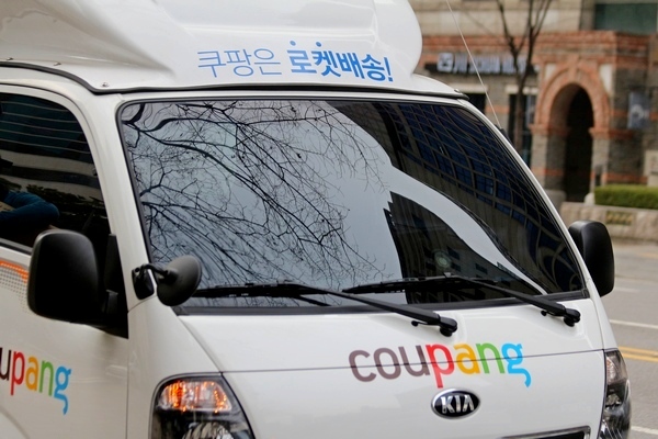 유통 업체들이 총알 배송에 이어 정기배송 서비스까지 도입하고 고객 확보에 나섰다. 정수남 기자