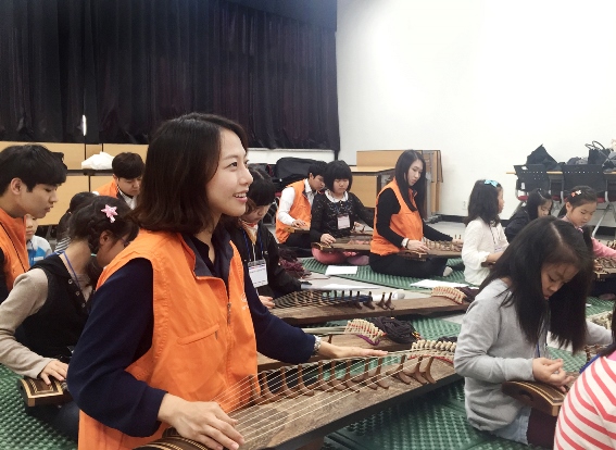 지난 14일 서울시 영등포구 문래동에 있는 ‘서울시립문래청소년수련관’에서 한화투자증권 자원봉사자가 참석 아동들과 함께 가야금을 배우고 있다(제공=한화투자증권)