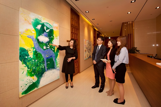 미래에셋증권 WM강남파이낸스센터 중견작가 초대전에서 김혜주 작가(왼쪽 첫번째)가 작품설명을 하고 있다.(제공=미래에셋증권)