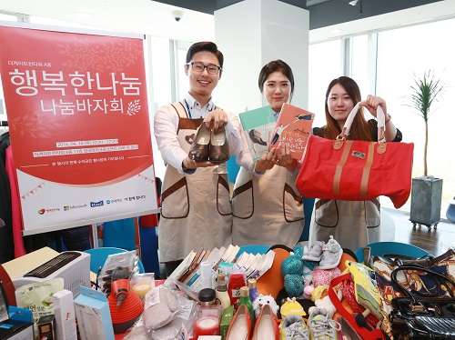 △우리카드 직원이 바자회에서 기부물품을 팔고 있다./사진제공=우리카드