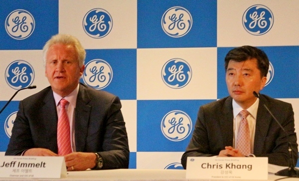 (왼쪽부터)제프 이멜트 GE 회장과 강성욱 GE 코리아 총괄 사장이 기자간담회를 갖고 기자들의 질문에 답하고 있다. 정수남 기자