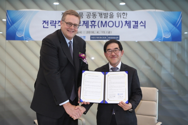 △15일 서울 중구 소재 우리은행 본점에서 남기명 국내그룹장(사진 오른쪽)이 글로벌 자산운용사인 美 누버거버먼(Neuberger Berman)의 CEO 조지 워커(George H. Walker)와 함께 ‘글로벌 자산배분전략 공유 및 전략상품 공동개발을 위한 전략적 업무제휴’를 체결한 후 기념촬영을 하고 있다. <자료: 우리은행>