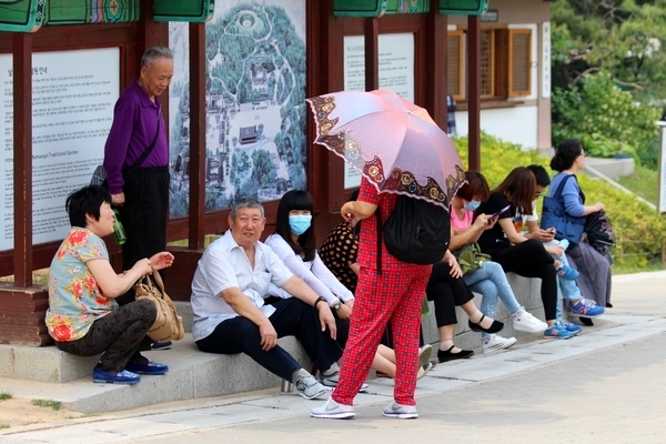 문체광부가 한국을 찾은 관광객의 지역 분산과 다양한 수요 충족을 위해 ‘세방화 관광 상품’으로 5개 지역의 관광콘텐츠를 선정했다. 서울 중구 한옥마을을 찾은 중국인 관광객. 정수남 기자