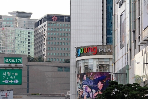 국내 백화점들이 최근 실시한 봄 정기 세일에서의 매출이 늘었다. 사진은 서울 중구 (왼쪽부터)롯데백화점 본점과 롯데 영플라자, 신세계 백화점. 정수남 기자