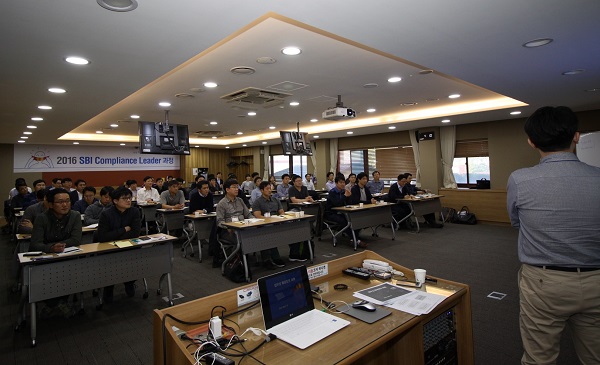 △SBI저축은행 부서장과 지점장이 ‘Compliance Leader’ 교육과정을 수강하고 있다./사진제공=SBI저축은행