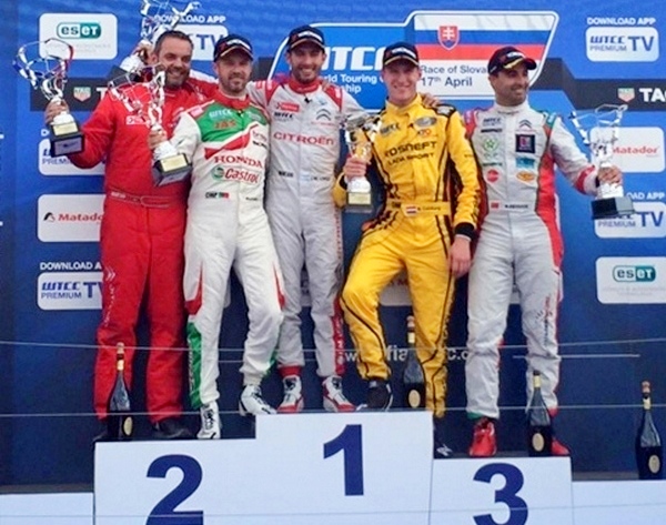 시트로엥 WTCC 레이싱팀 호세 마리아 로페즈(가운데) 선수가 우승을 차지했다. 한불모터스 제공