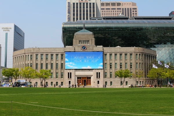 서울시가 내부순환로(월곡IC)~북부간선도로(하월곡IC) 간 연결체계 미흡 등에 따른 하부도로(월곡로,화랑로)의 교통혼잡을 해소하기 위한 직결 연결체계 구축 등 도로 구조개선을 추진한다. 서울시 청사. 정수남 기자