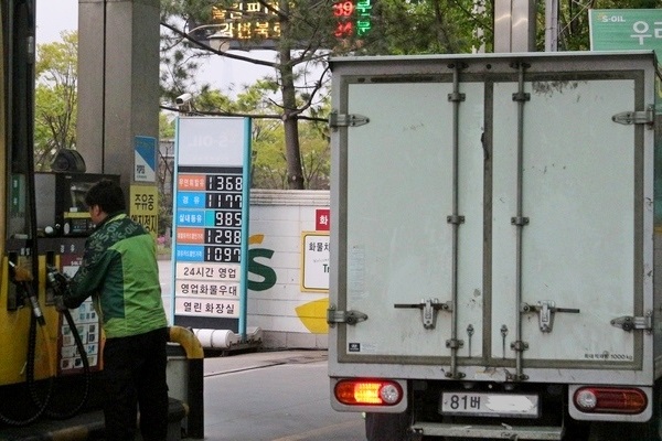 18일 성남대로 S폴 주유소 유가 현황. 정수남 기자