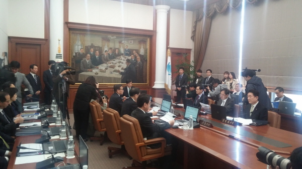 △ 19일 한국은행 금융통화위원회가 4월 기준금리 결정을 위해 회의에 참석하고 있다.