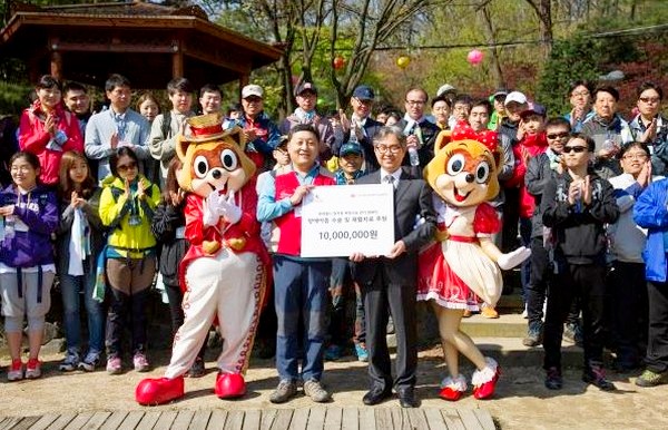 롯데월드가 21일 서울 관악산에서 한걸음 걸을 때마다 기부금을 적립하는 ‘롯데월드 희망나눔, 함께 걸어요’ 캠페인을 진행한다. 사진은 19일 행사 장면. 롯데월드 제공