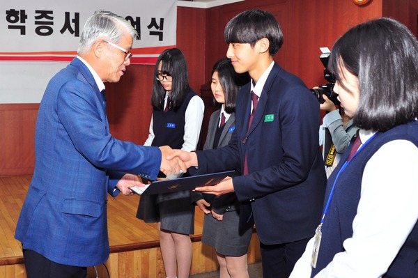 20일 수원상공회의소에서 최신원 회장이 학생들에게 장학금을 전달하고 있다./제공=SK네트웍스