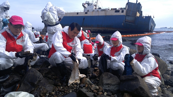 △영도 현장 기름띠 제거 봉사활동/사진제공=부산은행