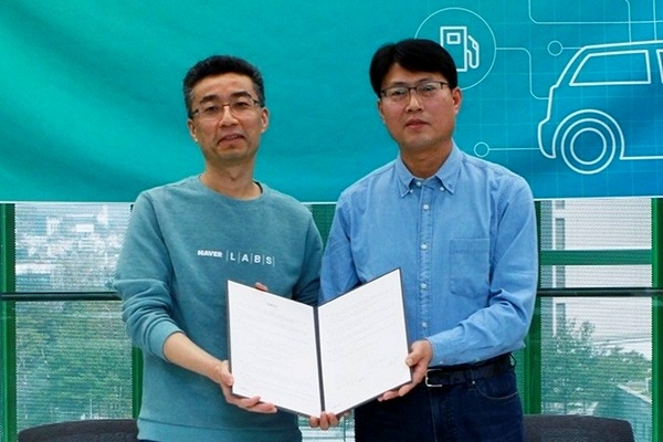 (오른쪽부터)이용호 대표이사와 송창현 CTO(왼쪽)가 업무 협약 체결 후 기념촬영을 하고 있다. 그린카 제공