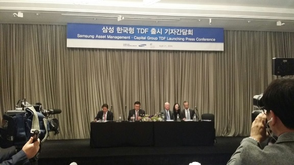 구성훈 삼성자산운용 대표(왼쪽에서 두 번째)와 쇼 와그너 미국 캐피탈그룹 회장(왼쪽에서 세 번째)이 21일 여의도 콘래드 호텔에서 열린 기자간담회에서 기자들의 질문에 답하고 있다.(사진=김지은 기자)