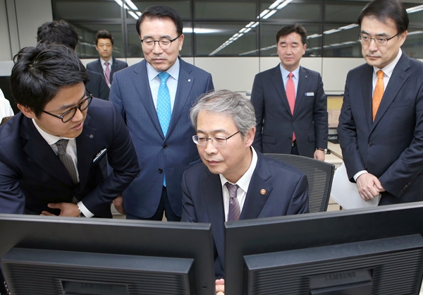 △임종룡 금융위원장이 신한은행 창조금융지원실을 방문했다(사진 가운데)/사진제공=신한은행