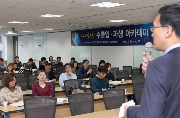 △실무자 초청 연수 현장 사진/사진제공=신한은행